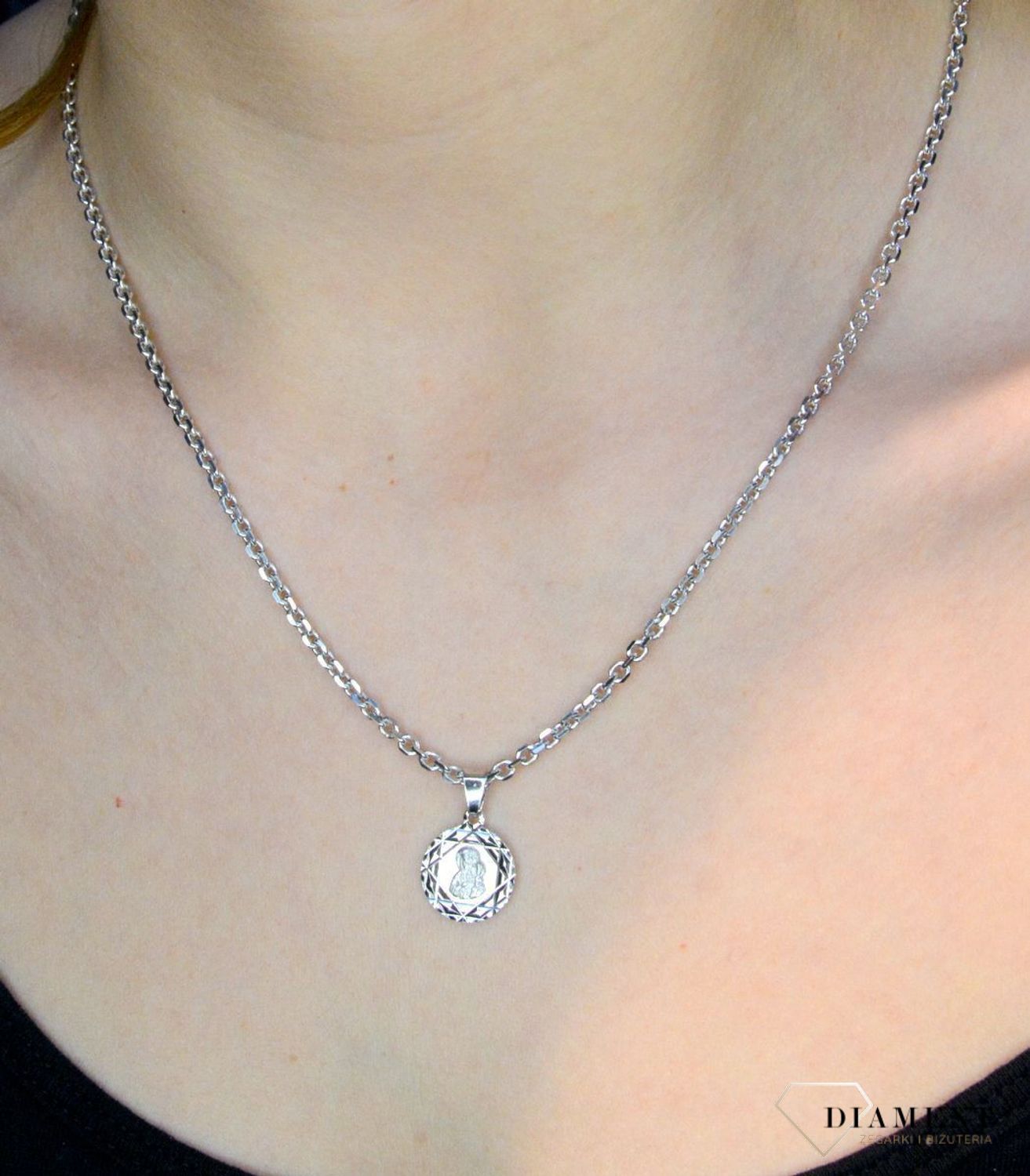 Srebrny łańcuszek o splocie ankier 925 2,3 mm rodowany DIA-LAN-759212R-925 2,3mm. Efektowny splot, który przez swoją uniwersalną strukturę jest idealną bazą do rozmaitych wisiorków oraz dodatków. W ofercie naszego sklepu dos.jpg